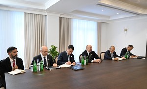 737e5ec7-8c40-3ac5-a3a1-fb7b984e95cf_300.jpg