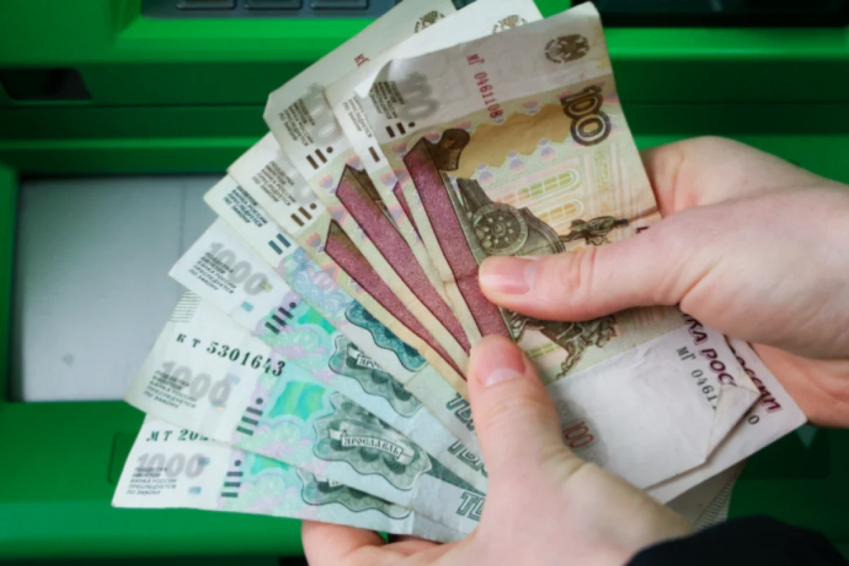 Объём денежных переводов из России в Азербайджан снизился на 16,3%