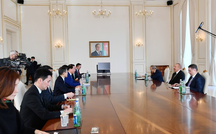 President Ilham Aliyev receives delegation led by Chairman of S.Korea Chamber of Commerce and Industry