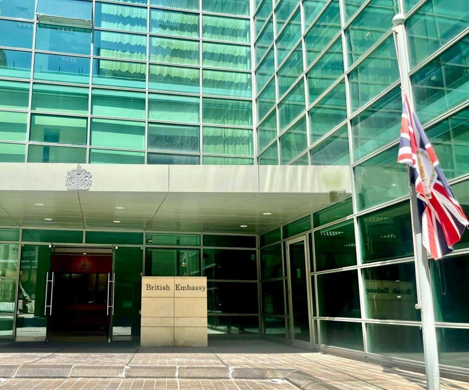 بريطانيا تسحب بعض موظفي سفارتها من لبنان