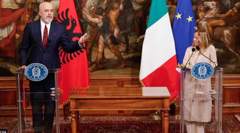 İtaliya Albaniyada miqrant düşərgəsi yaradır