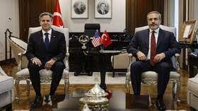 جدل حول محاولة وزير الخارجية الأمريكي الفاشلة لمعانقة نظيره التركي