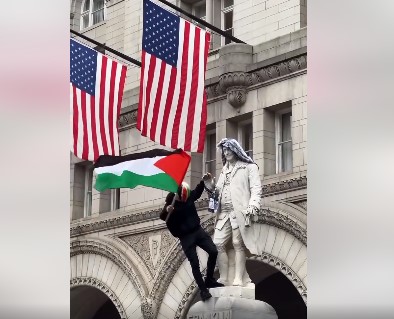 ABŞ-da İNANILMAZ HADİSƏ:Franklinin heykəlinə çıxaraq Fələstin bayrağını dalğalandırdı - VİDEO