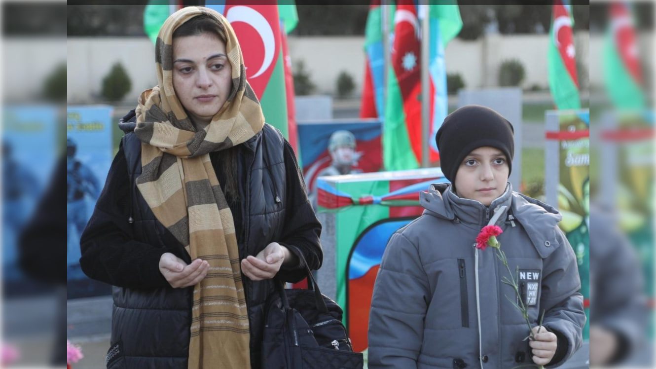 Azerbaijanis visit second Alley of Martyrs to honor memory of martyrs