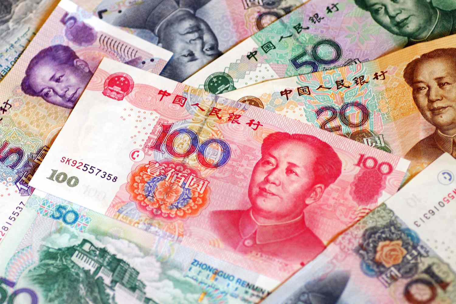 Çin yuanı dollara qarşı 3 ilin ən yüksək həddinə çatıb