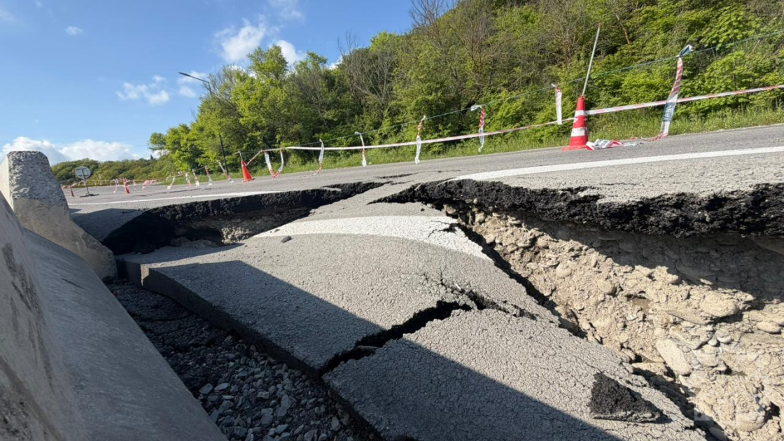 Ağsuda torpaq sürüşməsi baş verib: Yol bağlanıb | FOTO