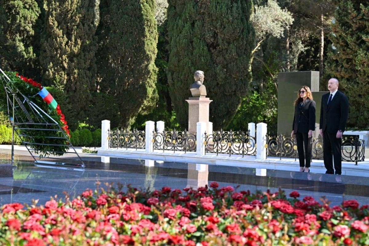 Ильхам Алиев и первая леди почтили память Гейдара Алиева в Баку | ФОТО