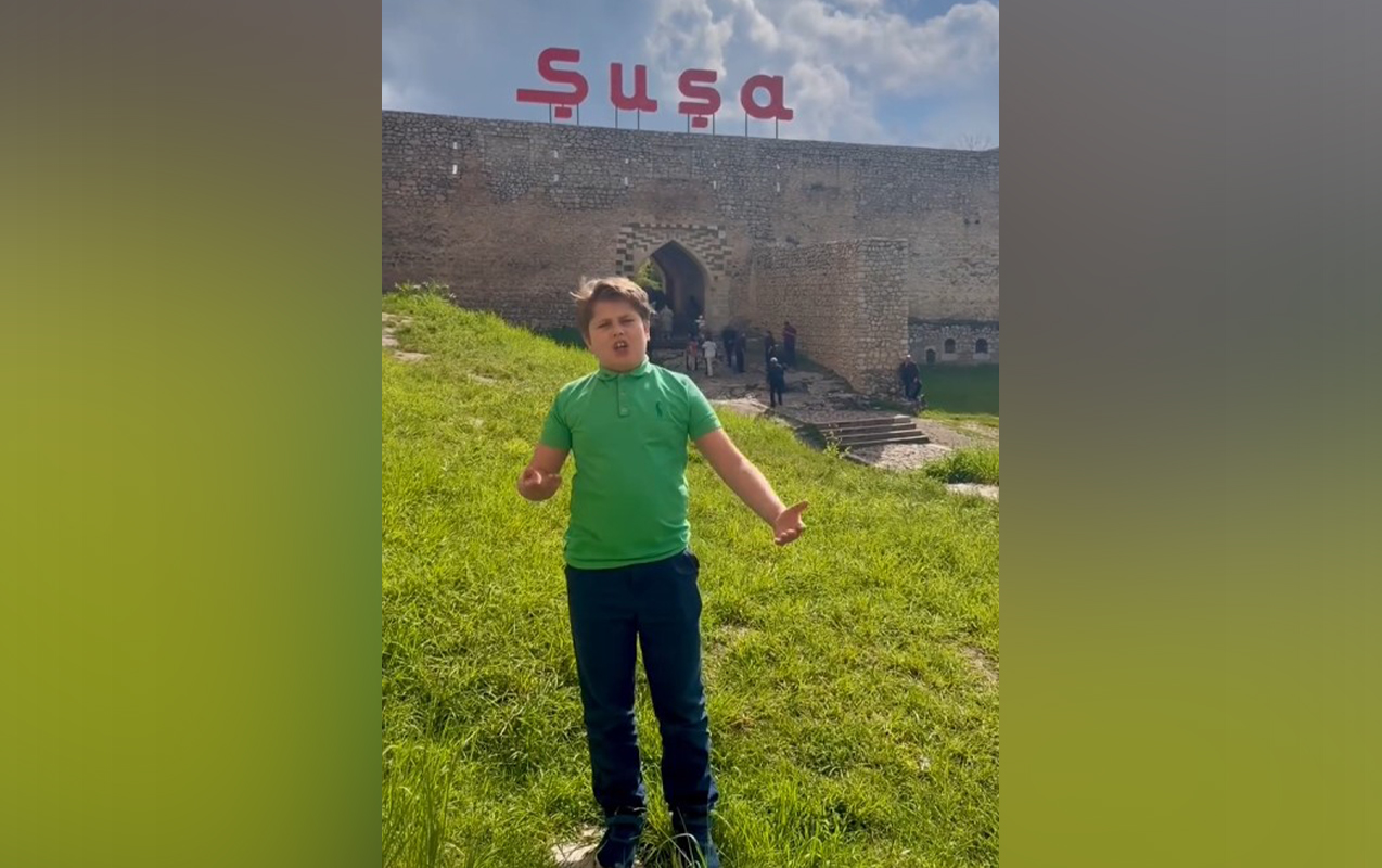 Moldova səfirinin oğlu Şuşada “Şən Azərbaycan” mahnısını ifa edib - VİDEO