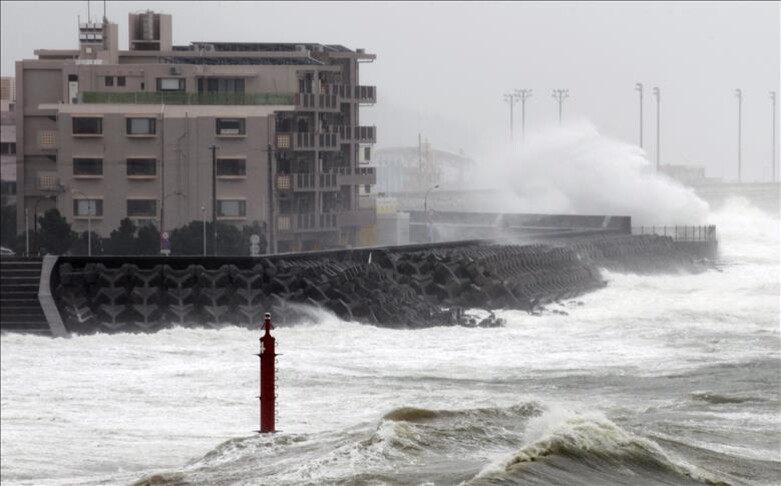 Typhoon Jangmi heads toward Japan's Kyushu after injuring 4 in Okinawa