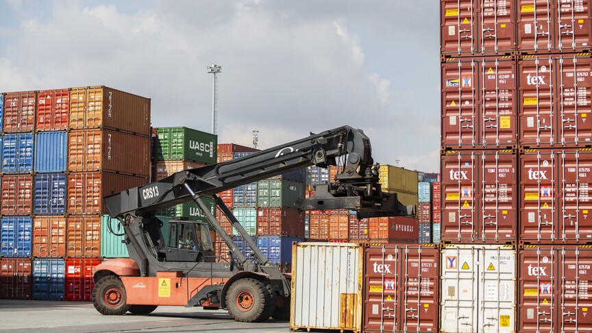 Euro area retail trade falls more than expected in April