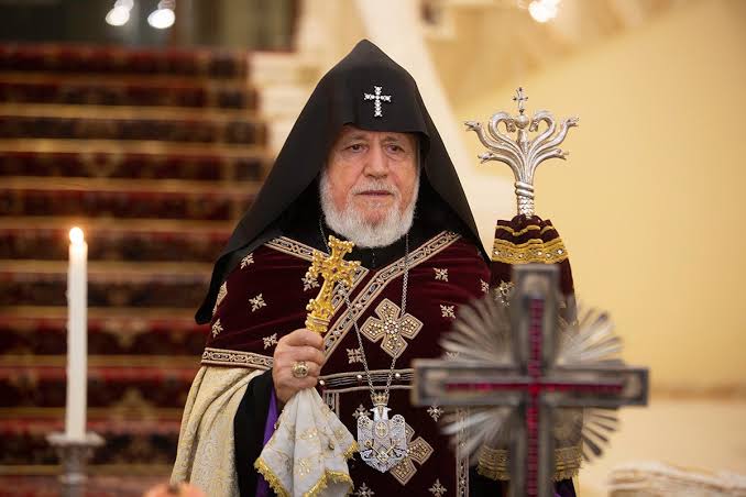 Bütün ermənilərin katolikosu II Qaregin seçki məntəqəsində səs verib
