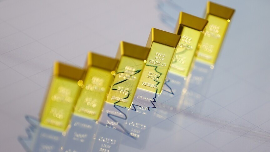 Gold slides to 7-month low as rising US inflation boosts rate concerns