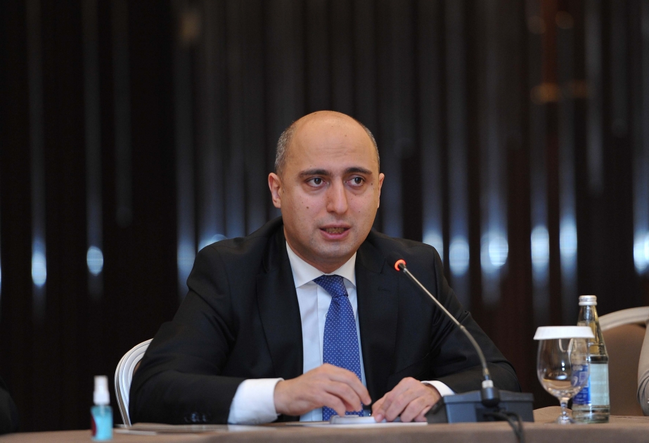 Emin Əmrullayev: “Üç ildən sonra dərsliklər əhəmiyyətini itirəcək”