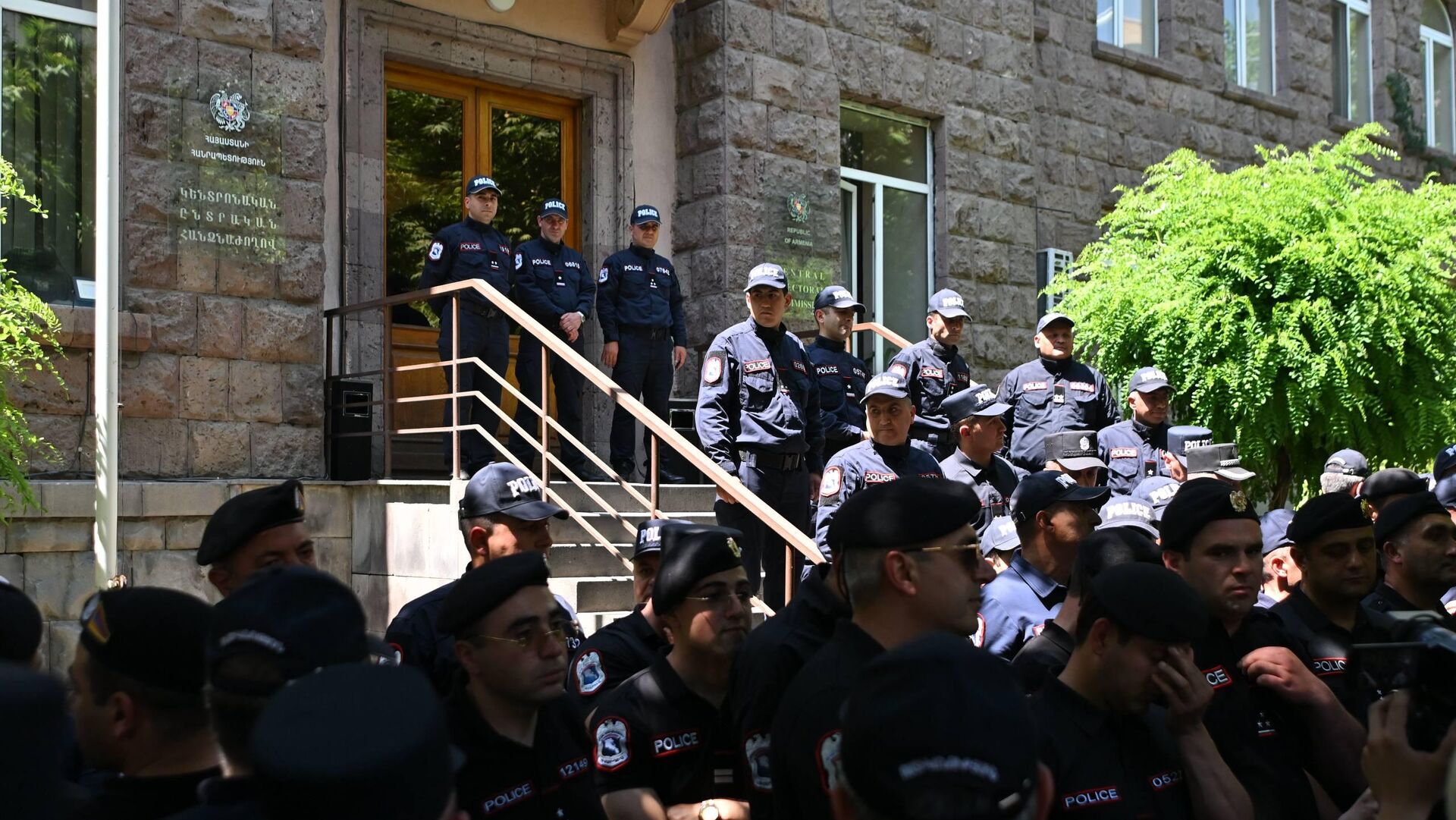 У здания ЦИК Армении проходит митинг оппозиции