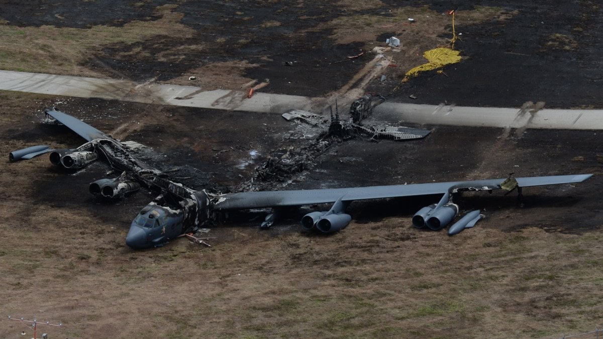 В США разбился стратегический бомбардировщик B-52: погибли восемь человек