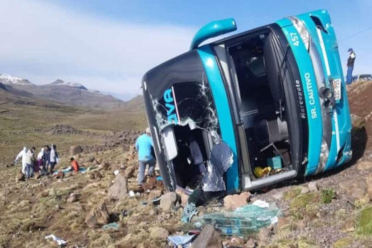 Peruda sərnişin avtobusu aşıb: <span class="text-danger">11 nəfər ölüb, 20 nəfər yaralanıb</span>