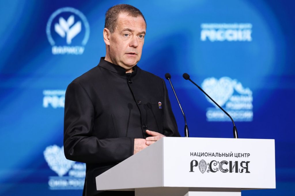 Медведев заявил, что “правил” в отношении Киева больше нет