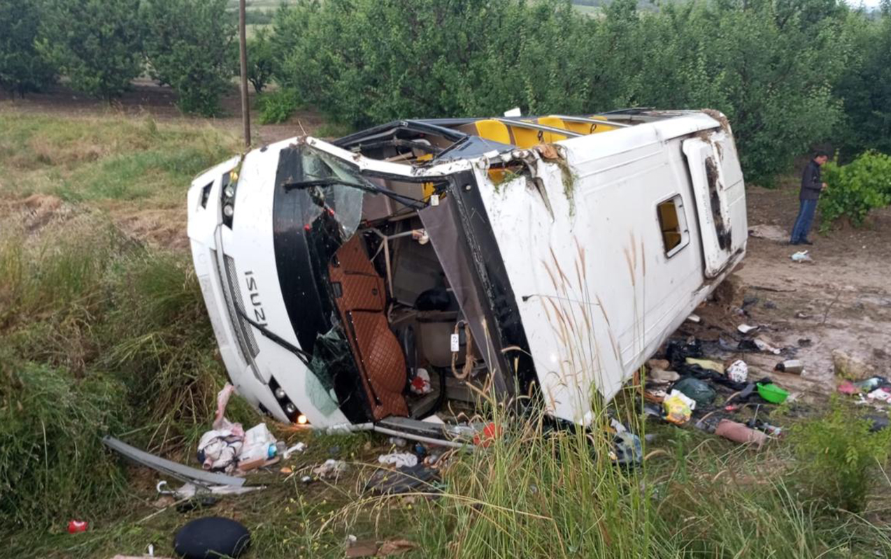 Türkiyədə turist mikroavtobusu qəzaya uğradı: Dörd ölü, 15 yaralı