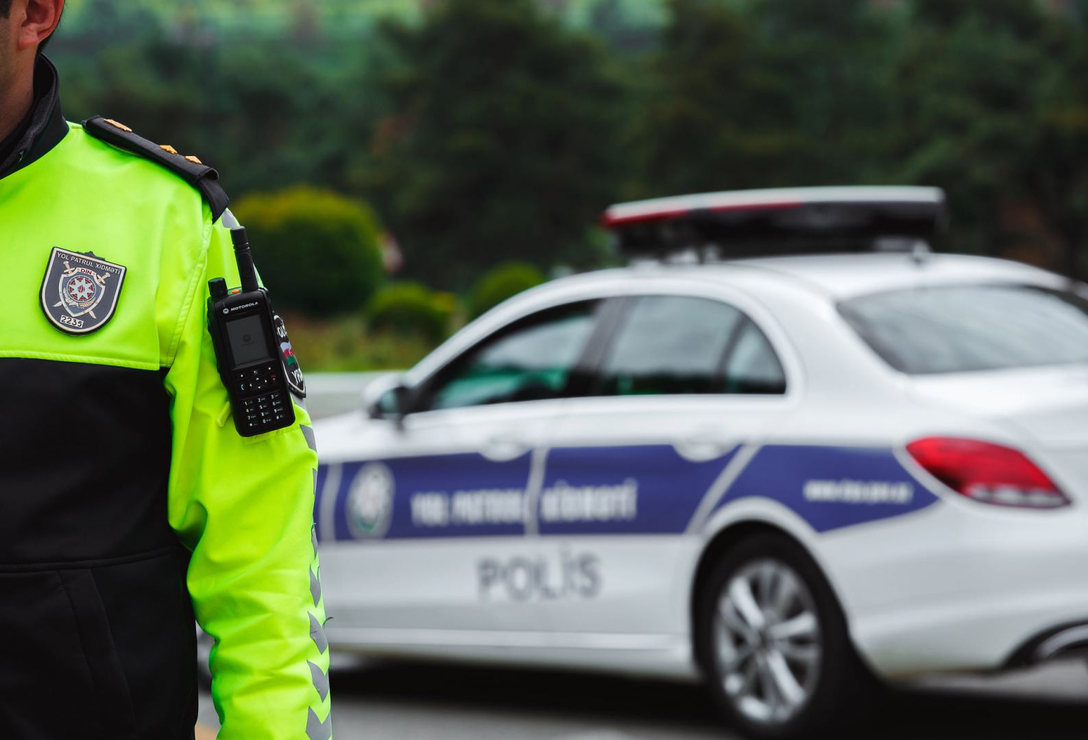 Yol polisi təhlükəli hərəkət edən piyadanı saxladı - VİDEO
