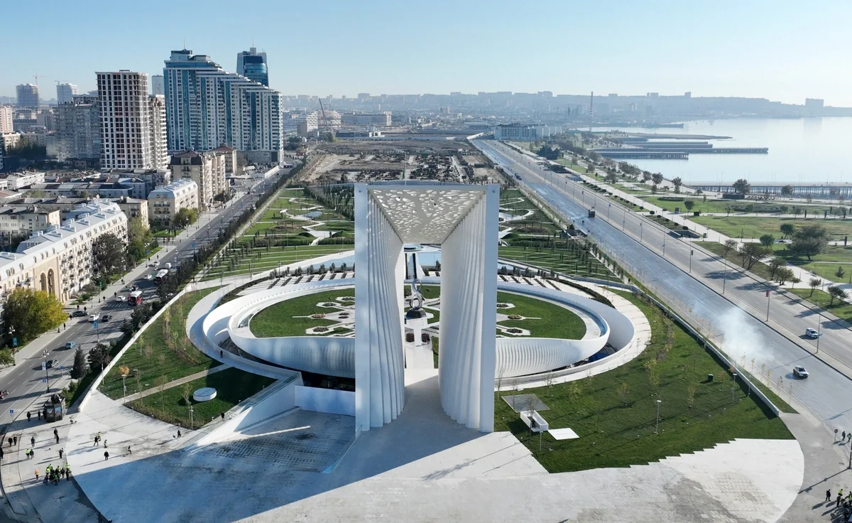 Türkmənistan Prezidenti Zəfər parkını ziyarət edib