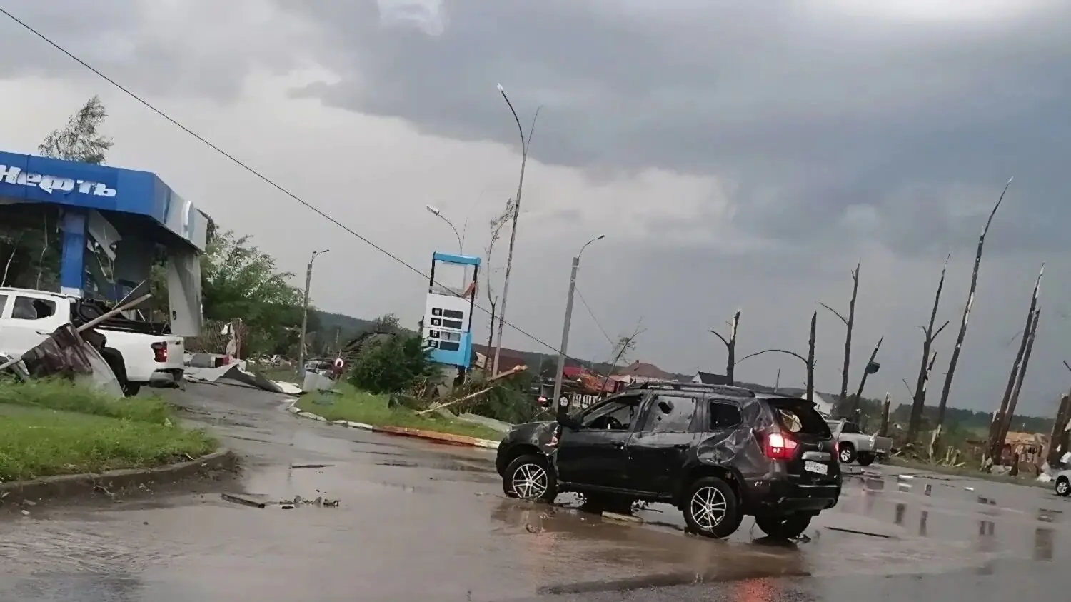 В России после торнадо разрушены дома: <span class="text-danger">оставил тысячи людей без света</span>