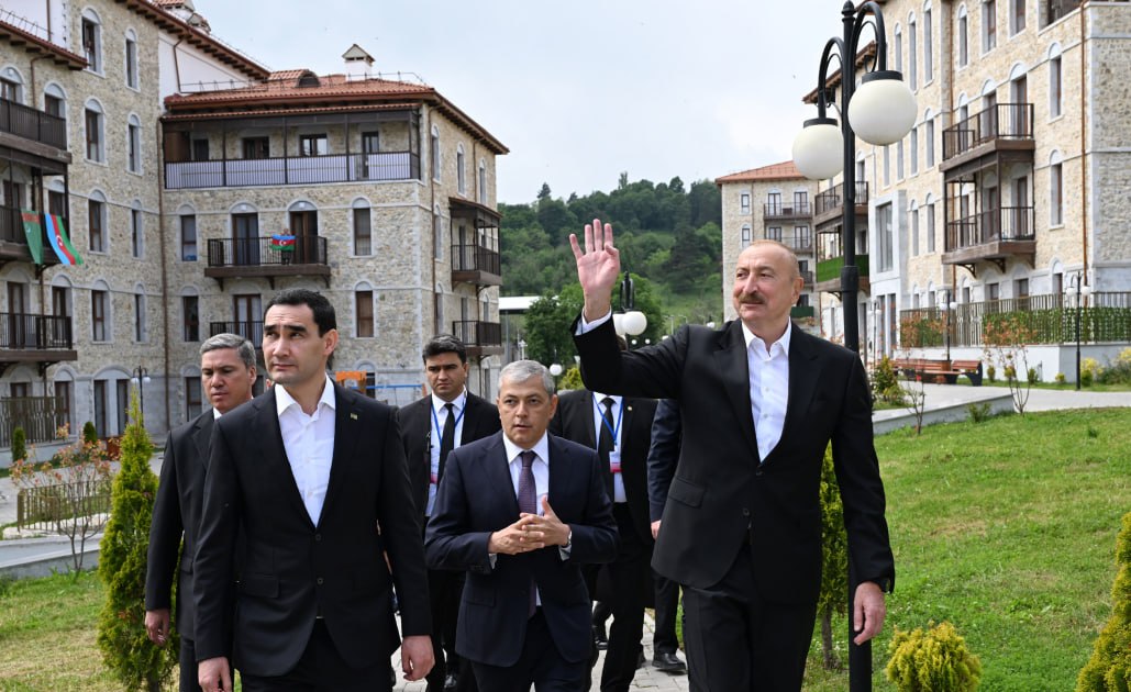 Prezidentlər Şuşada birinci yaşayış kompleksində olublar