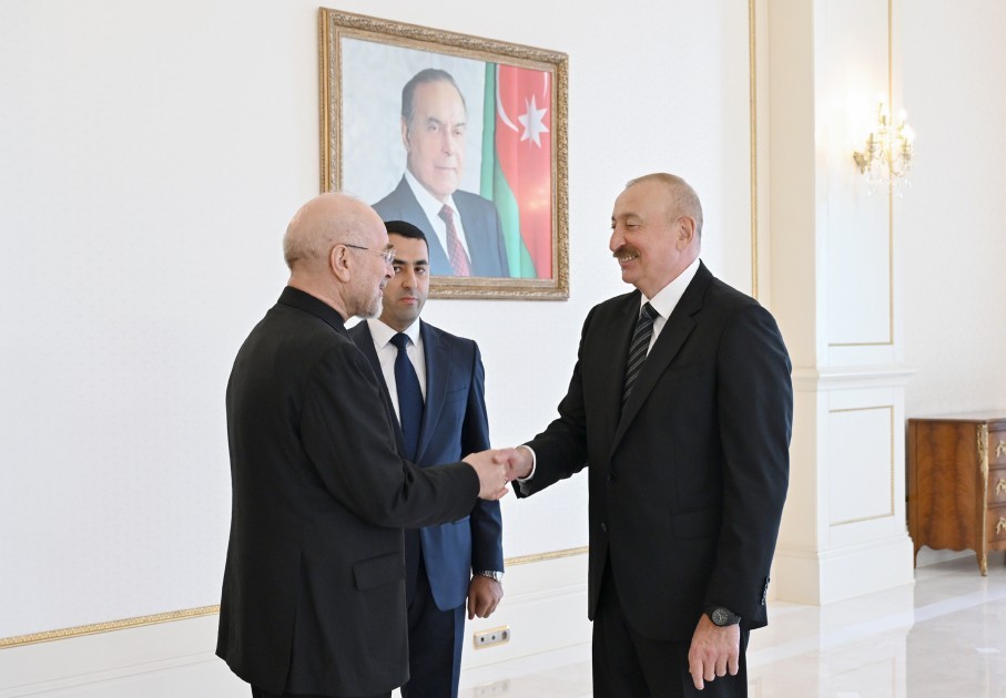 Президент Ильхам Алиев принял делегацию во главе с Мохаммадом Багером Галибафом <span class="text-danger">ФОТО</span>