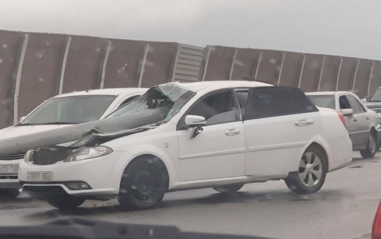 Paytaxtda ağır qəza: AVTOMOBİL YARARSIZ HALA DÜŞDÜ