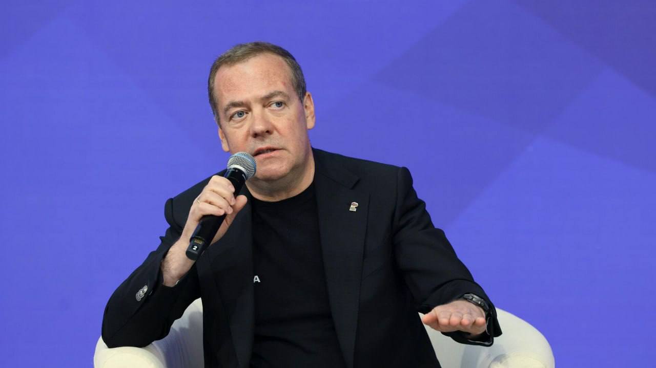 Медведев предложил потребовать у Польши резиденцию президента