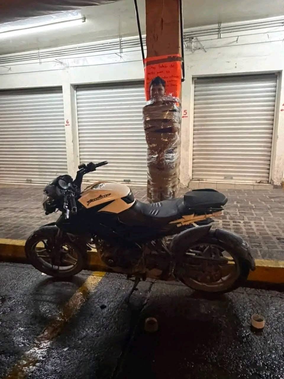 Motosiklet oğrularını dirəklərə bağlayan şəxs gündəm olub