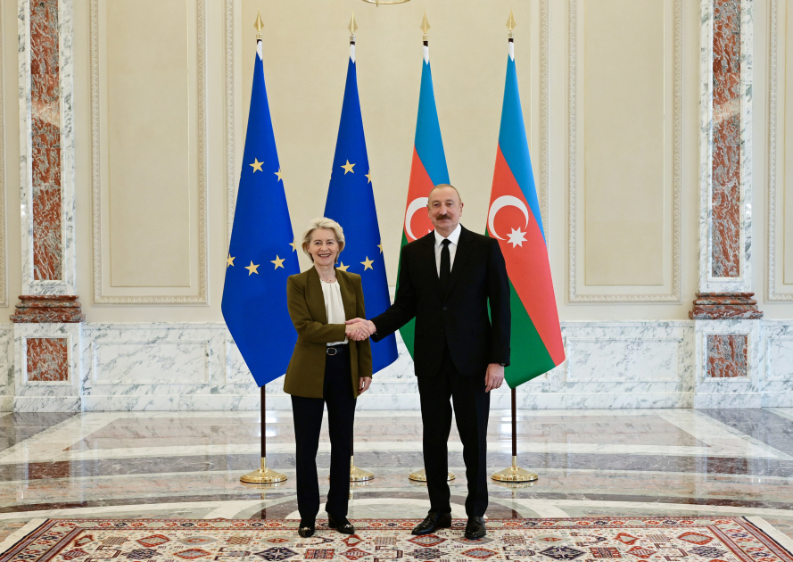 İlham Əliyev və Ursula Fon der Lyayen mətbuata bəyanatlarla çıxış edirlər