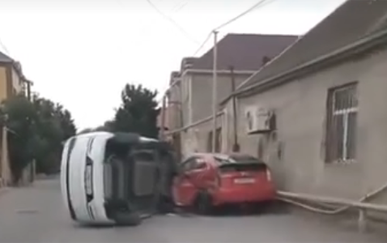 Bakıda “Prius”la toqquşan <span class="text-danger">BYD aşdı</span>