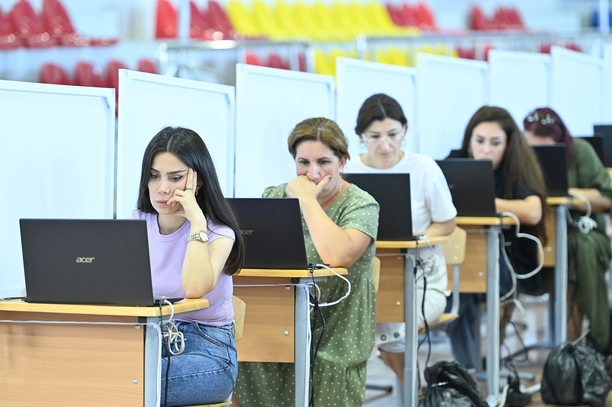 Müəllimlər ayağa qalxdılar: Dörd sualın ləğvini istəyirlər - FOTOLAR