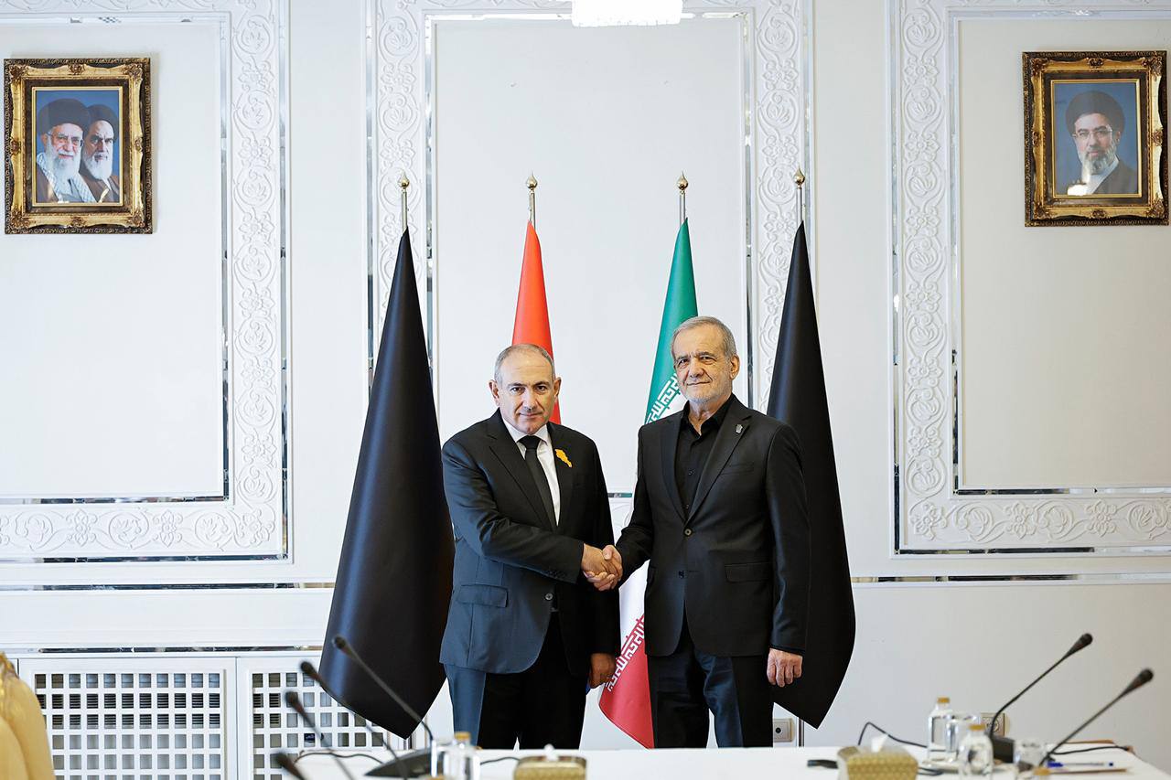 Пашинян встретился с президентом Ирана в Тегеране