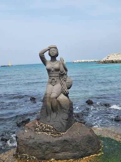 Cənubi Koreyada qalmaqal: <span class="text-danger">Əcnəbi tarixi heykəli öpdü - FOTO</span>