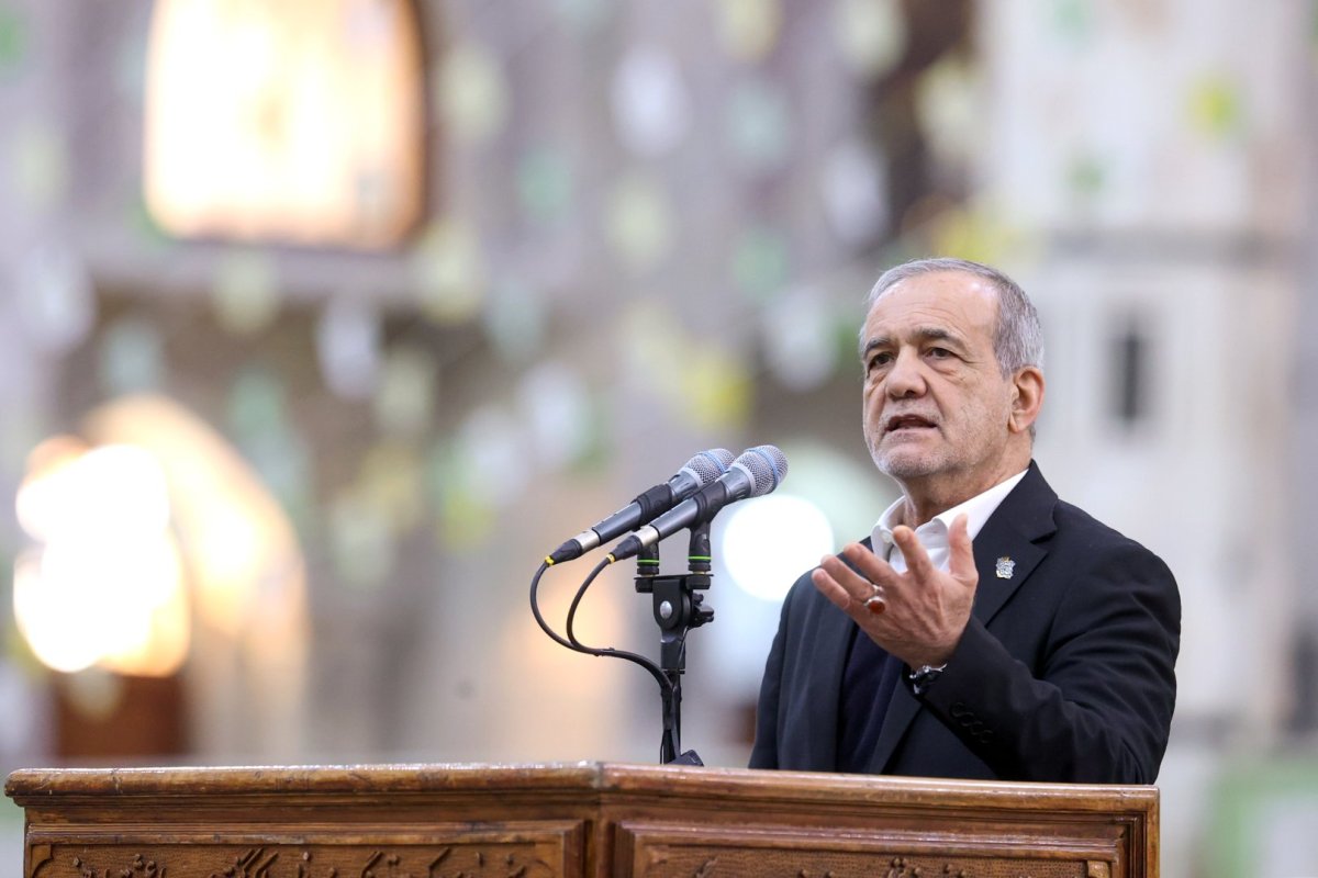 Pezeshkian Says Public Mourning Reflects Khamenei's 'Greatness'