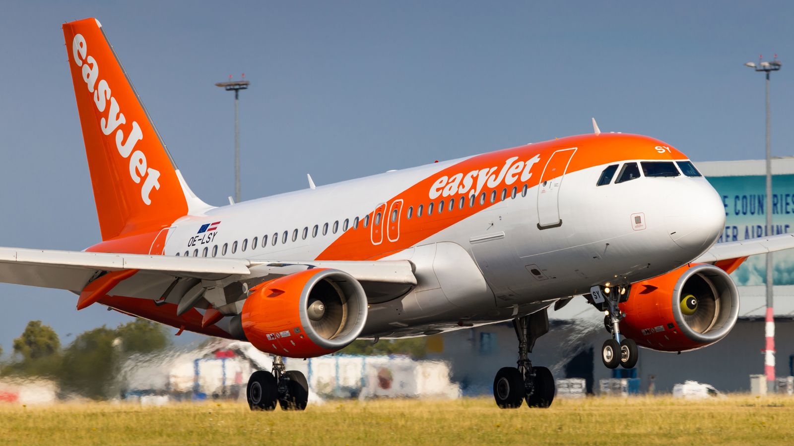EasyJet Reaches Preliminary Agreement on £5.2 Billion Takeover Proposal