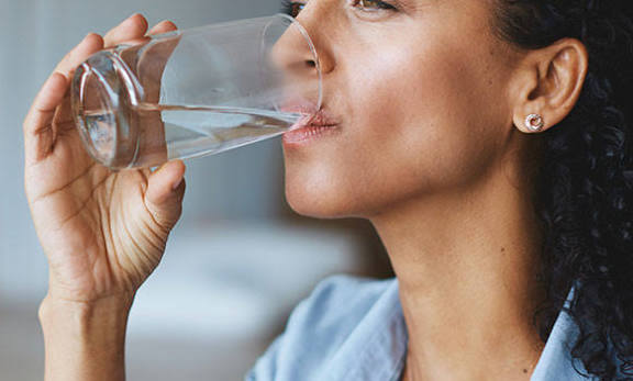 Həddindən artıq su içməyin <span class="text-danger">ZƏRƏRLƏRİ</span>