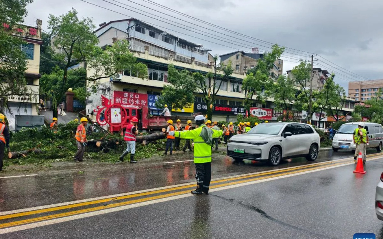 Çində tornado və güclü külək CAN ALDI