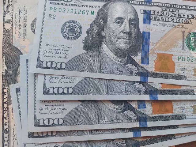 Dollar almaq istəyənlərin <span class="text-danger">DİQQƏTİNƏ</span>