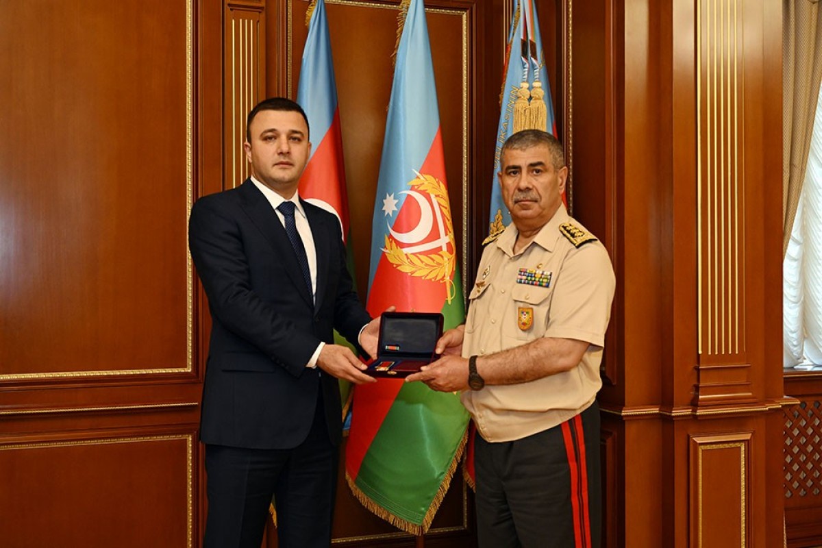 Müdafiə naziri bir qrup hərbçini təltif etdi <span class="text-danger">- FOTOLAR</span>