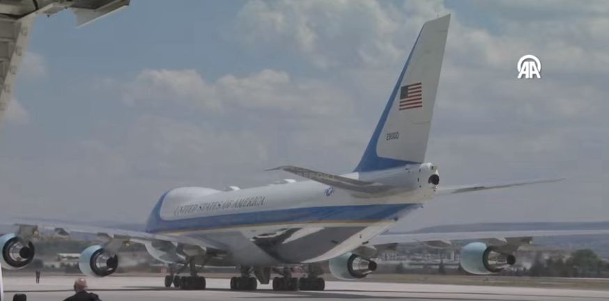 Анкара: <span class="text-danger">Самолет Трампа приземлился - ВИДЕО</span>