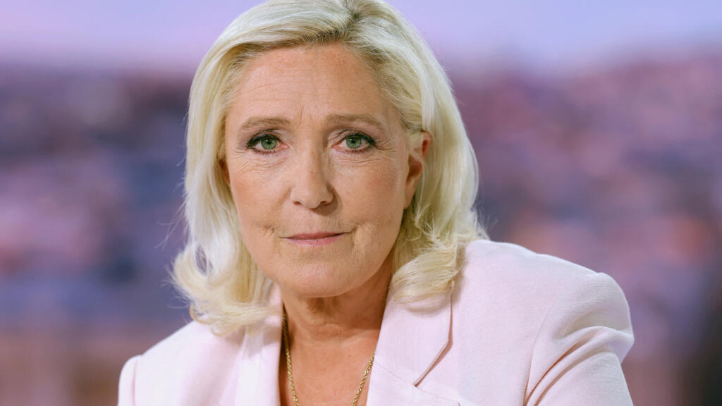 Marin Le Pen prezident seçkisində iştirak edəcəyini bildirib