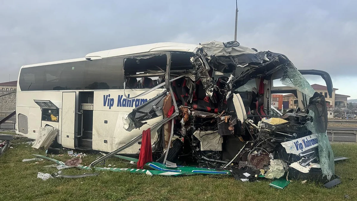 В Турции автобус попал в ДТП: <span class="text-danger">15 человек пострадали - ФОТО</span>