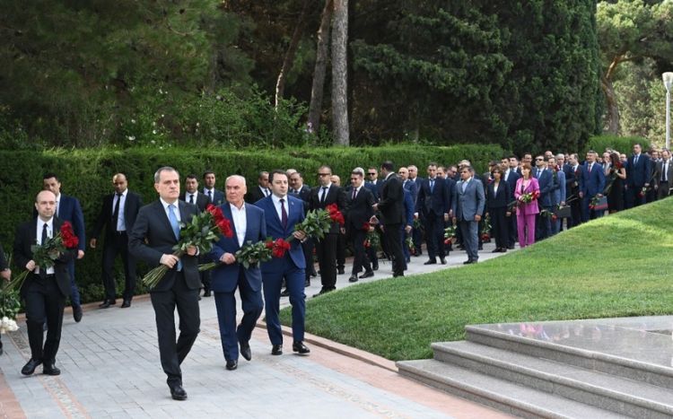 XİN-in rəhbər heyəti <span class="text-danger">Fəxri xiyabanı ziyarət etdi - FOTO</span>