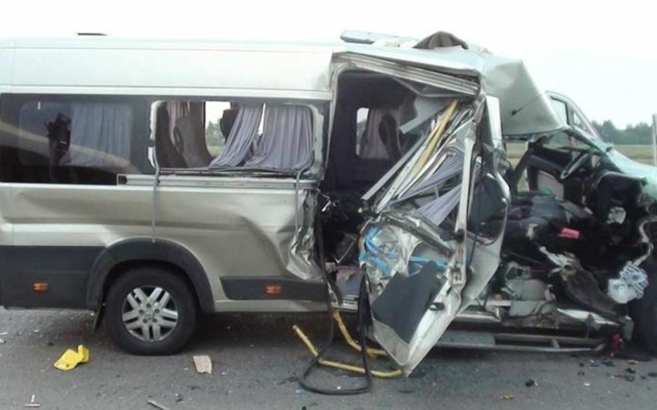 Cəlilabadda fəhlələri daşıyan <span class="text-danger">mikroavtobus qəzaya uğradı</span>