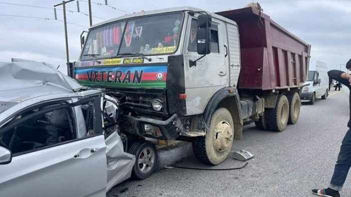 Bakı-Ələt yolunda AĞIR QƏZA: Yük maşını əvvəlcə dəmirlərə, sonra "Mitsubishi"yə çırpıldı