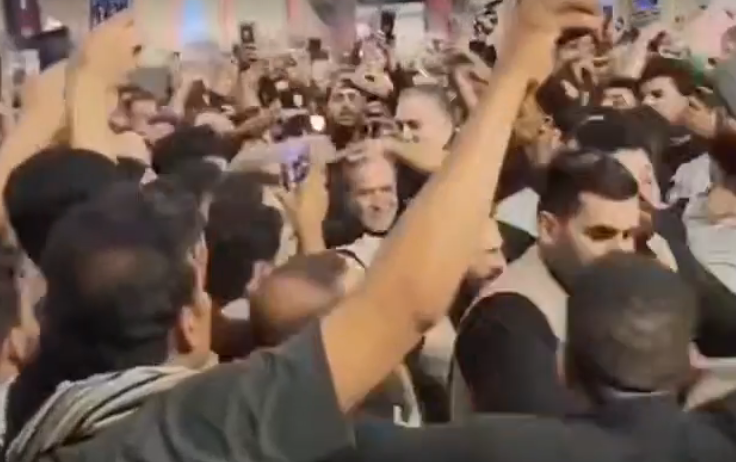 Pezeşkianla Əraqçi izdihamın arasından çətinliklə çıxarıldı - Video