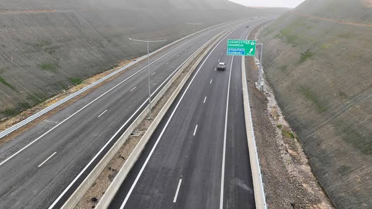 Gürcüstanı Azərbaycanla birləşdirən yeni dördzolaqlı YOL ÇƏKİLƏCƏK