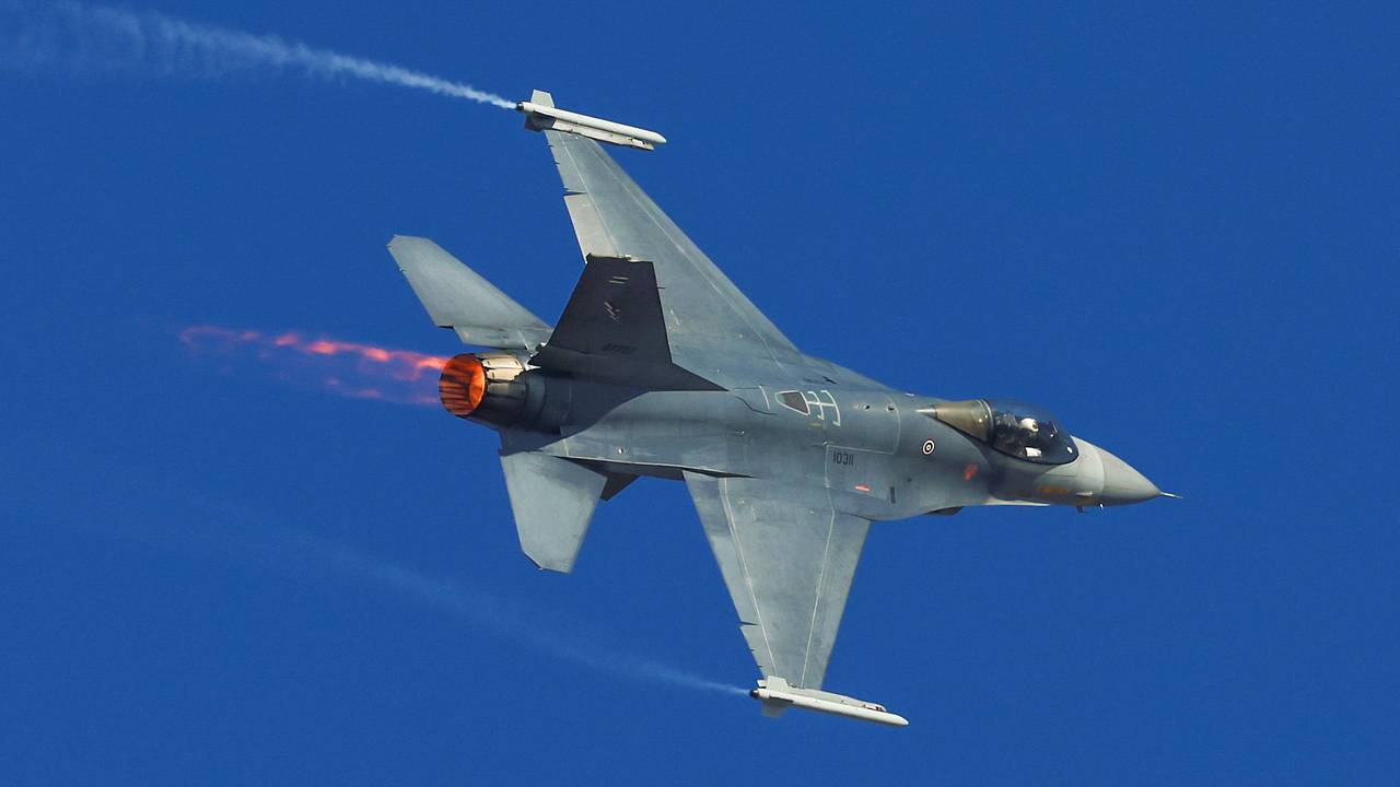 Истребитель F-16 ВВС США совершил аварийную посадку